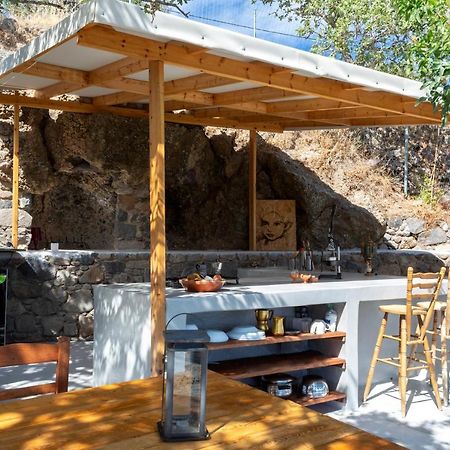 My Old Stone House In A 2 000 Sqm Private Garden With Fab Glamping Tent Mandrákion Eksteriør billede